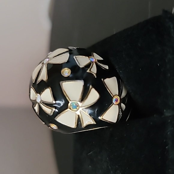 Vintage! BETSEY JOHNSON First Date Collection B&W Bow Crystal Stretch Ring. 8+ - Picture 5 of 9